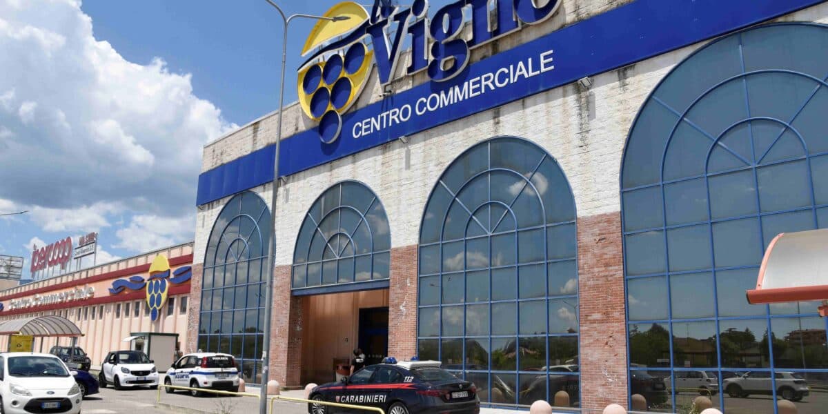 Castrovillari, assalto armato in gioielleria al centro commerciale: ferito un vigilante FOTO