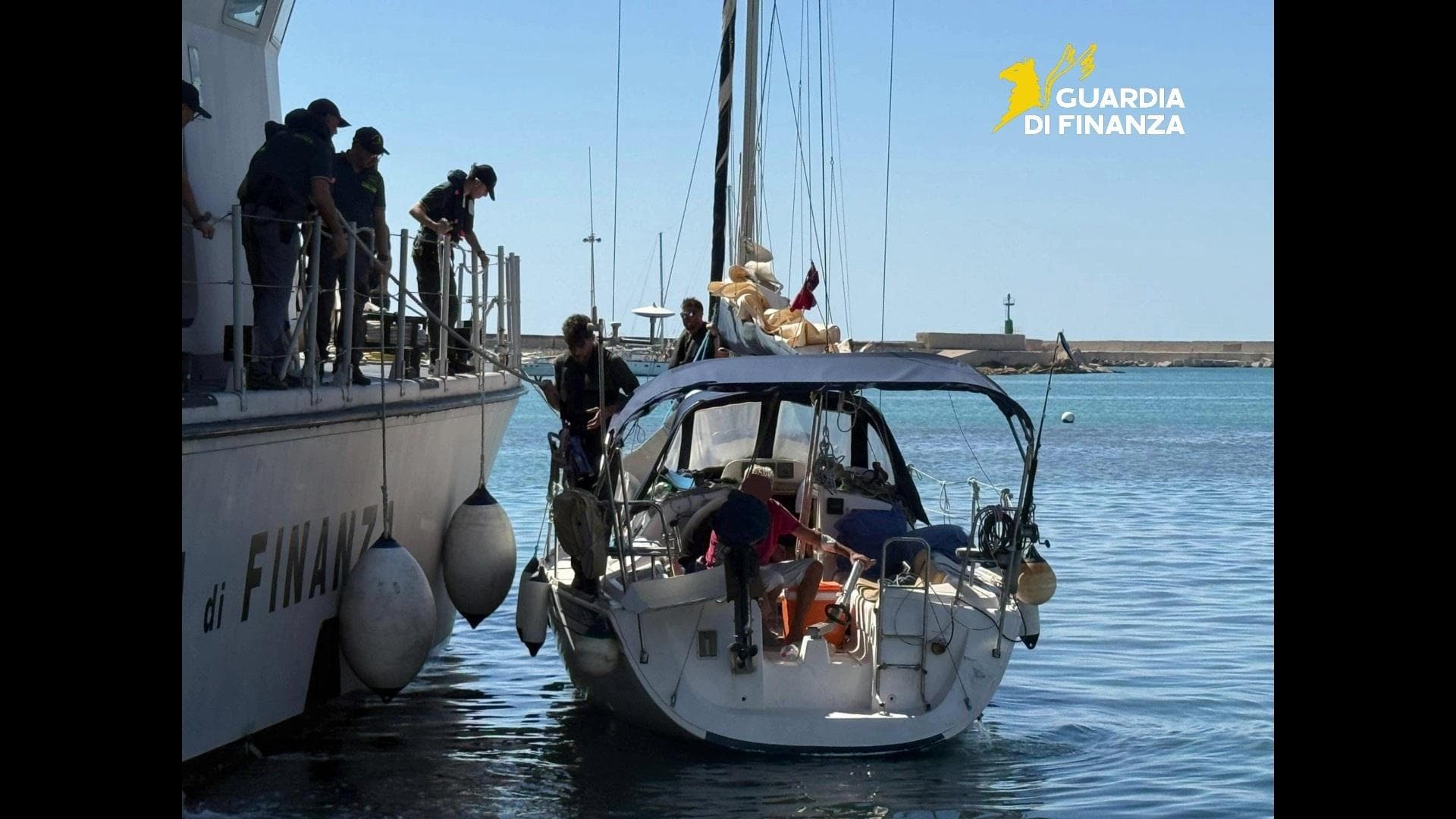 Mazara del Vallo, finto viaggio da diporto in barca a vela: le Fiamme Gialle scoprono 8 migranti nascosti sottocoperta. Arrestato lo skipper
