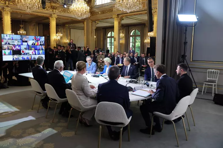 Dall'Ue altri 6,1 miliardi a Kiev. Alla riunione dei Volenterosi arriva anche Burnham