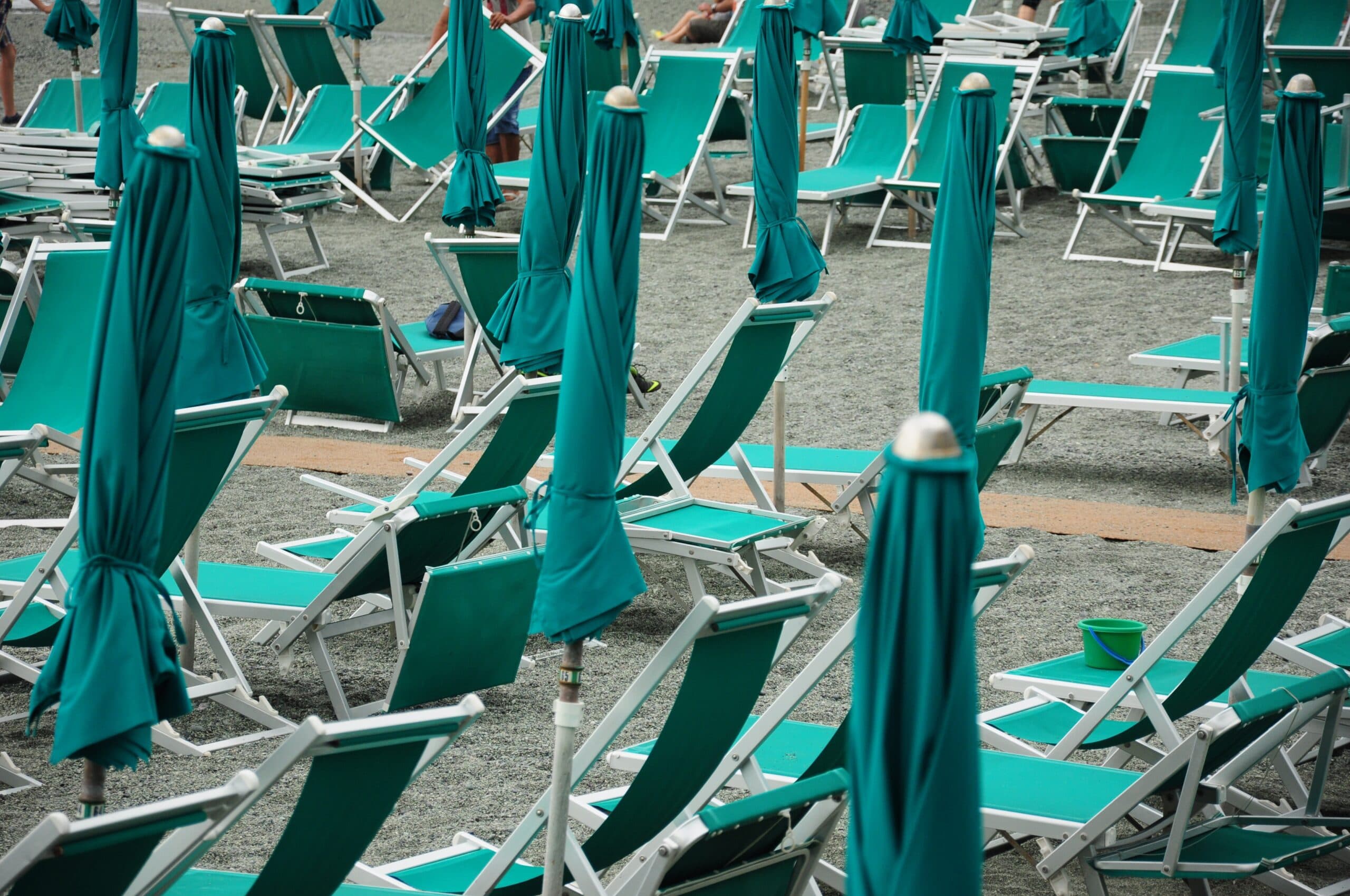 Reggio Calabria, ombrelloni e sdraio su una porzione di spiaggia libera: denunciato il titolare di uno stabilimento. Quattro denunce in 48 ore