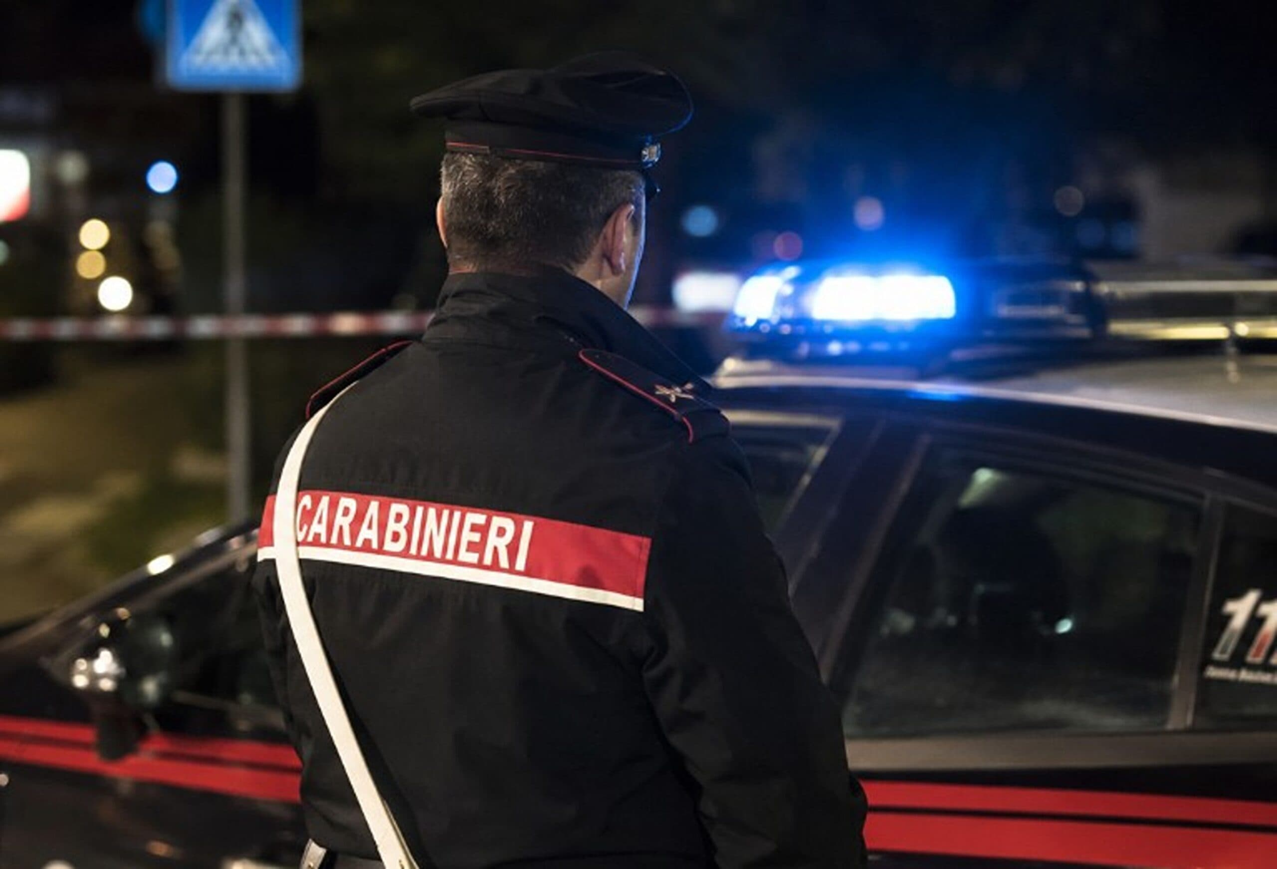 Entra in casa e tenta di violentare una 23enne: salvata dalle urla, l'aggressore malmenato dai vicini vicino Bergamo