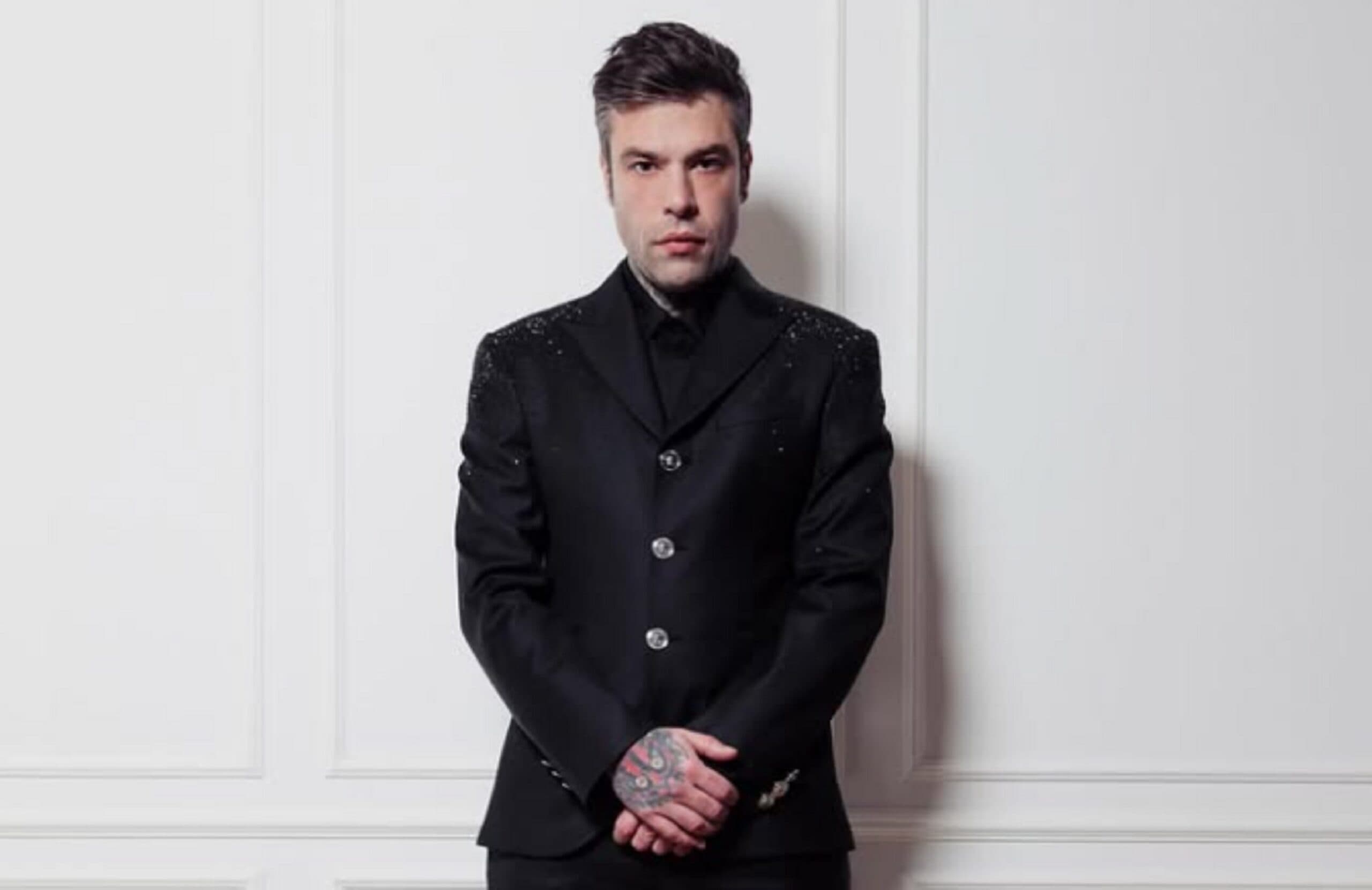Fedez costretto a fermarsi: "Il mio corpo mi ha alzato la mano". Saltano i concerti, tra cui Gioia Tauro e il forum di Assago a settembre"