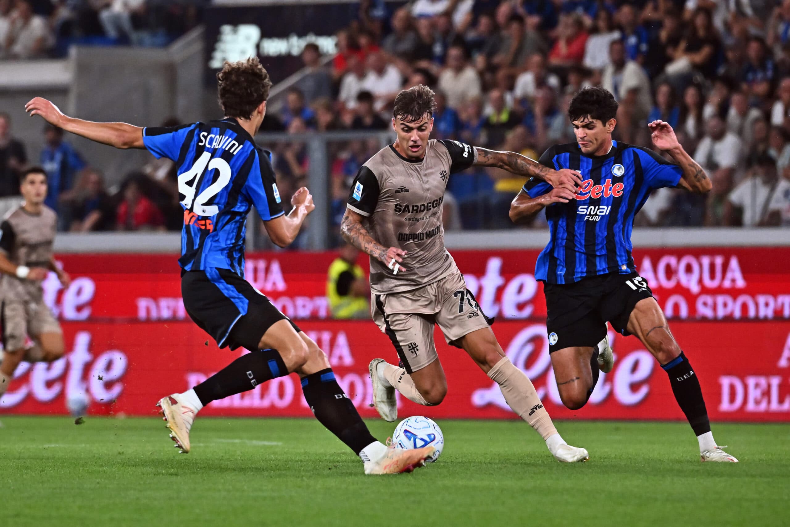 Cagliari da sogno: Mendy e Maldini stendono l'Atalanta 2-1. La squadra di Pisacane vola al secondo posto