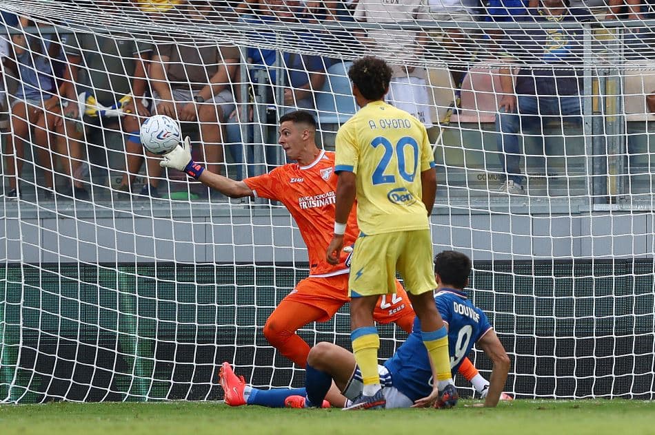 Palmisani è mostruoso, il Frosinone fa il... Como: primo dispiacere per Fabregas. Il Parma batte il Genoa