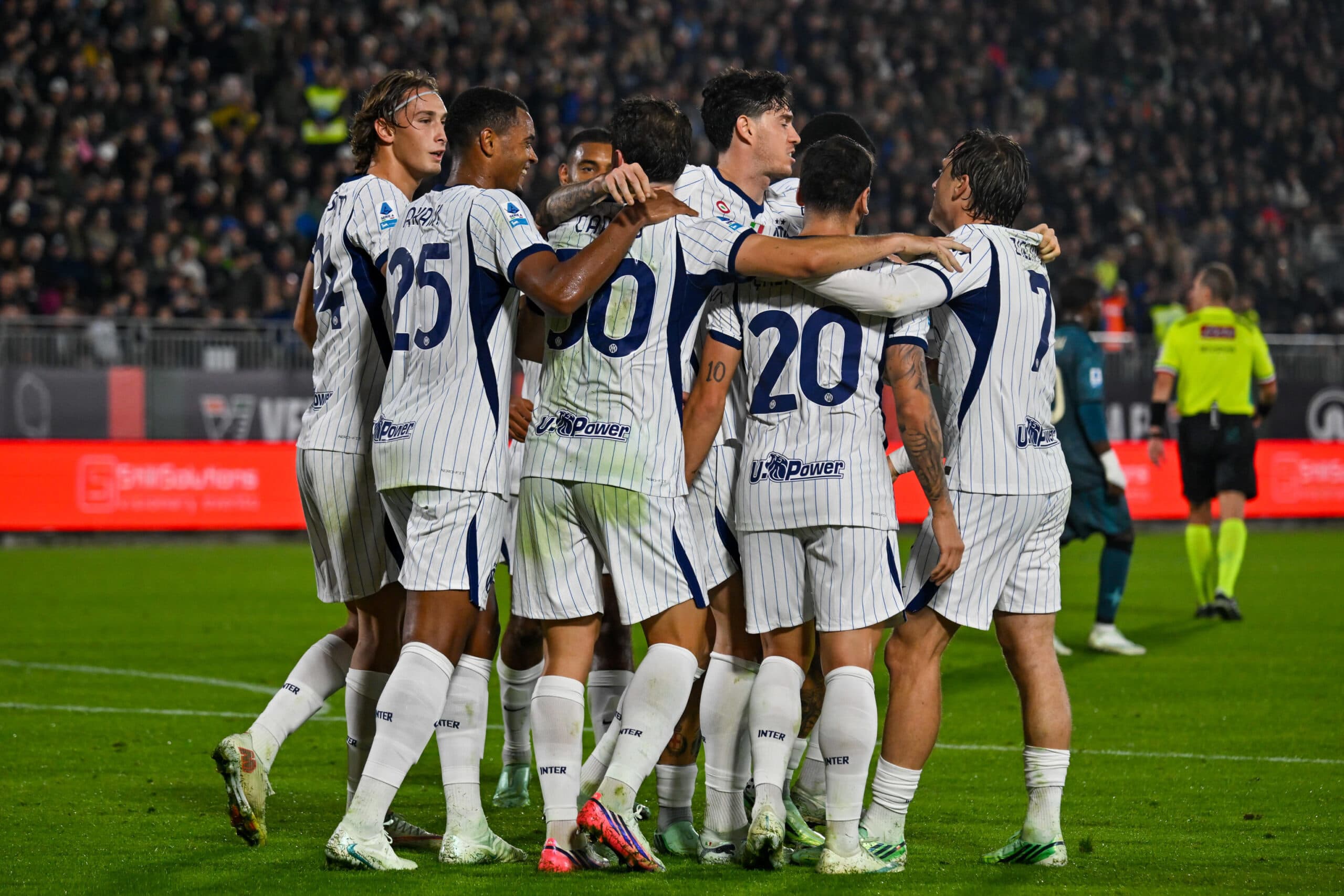 L’Inter vince senza brillare: 2-0 a Venezia con due autoreti e vetta con la Lazio
