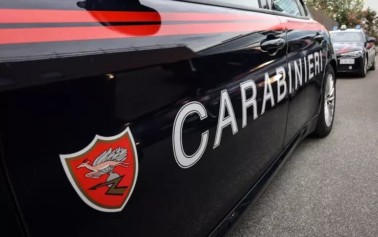 Sfonda la parta di casa dell’ex, in auto nascondeva una pistola e tre pugnali: donna salvata dai carabinieri nel Cosentino