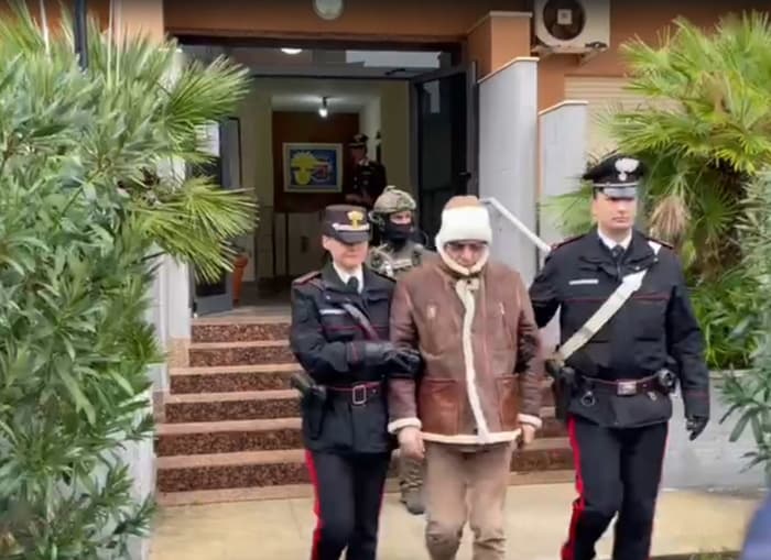 Mafia: perquisizioni all'ex medico accusato di aver favorito Messina Denaro. Nei pizzini del boss era il 'Parmigiano'