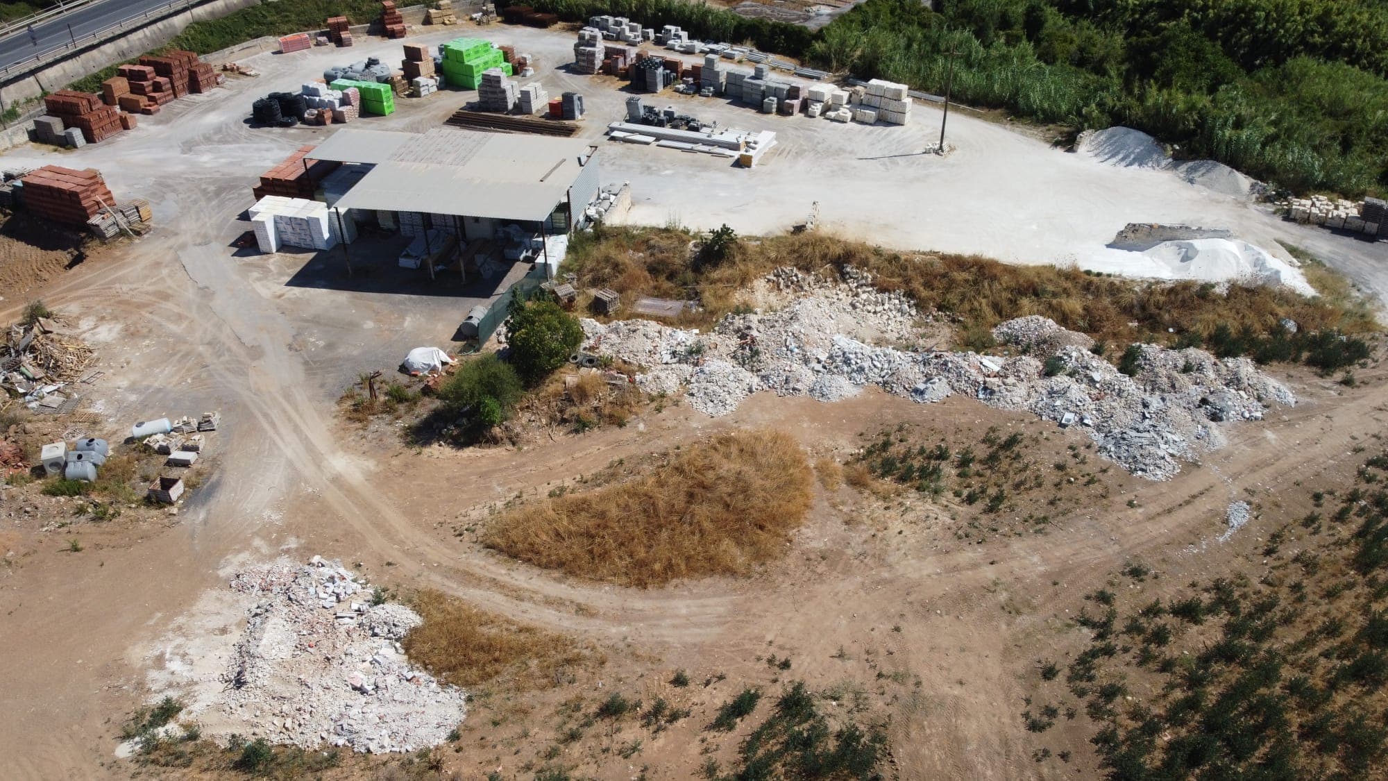 Droni, appostamenti e macerie sotto terra: così la discarica abusiva sfregiava la Val di Noto