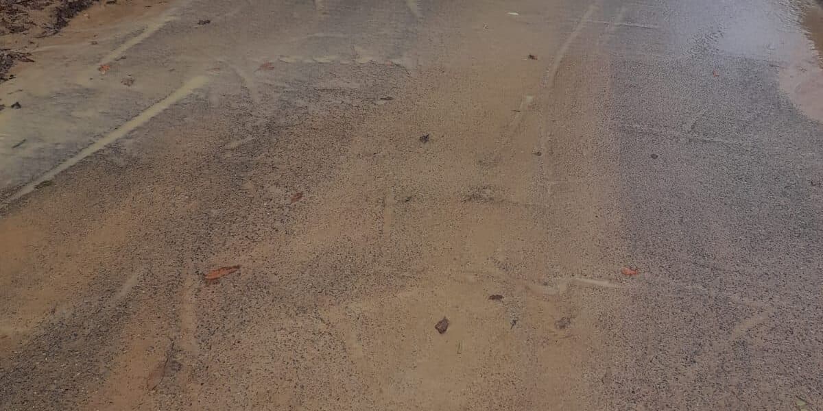 Cosenza, le famiglie di Tenimento convivono con strade-groviera e perdite idriche
