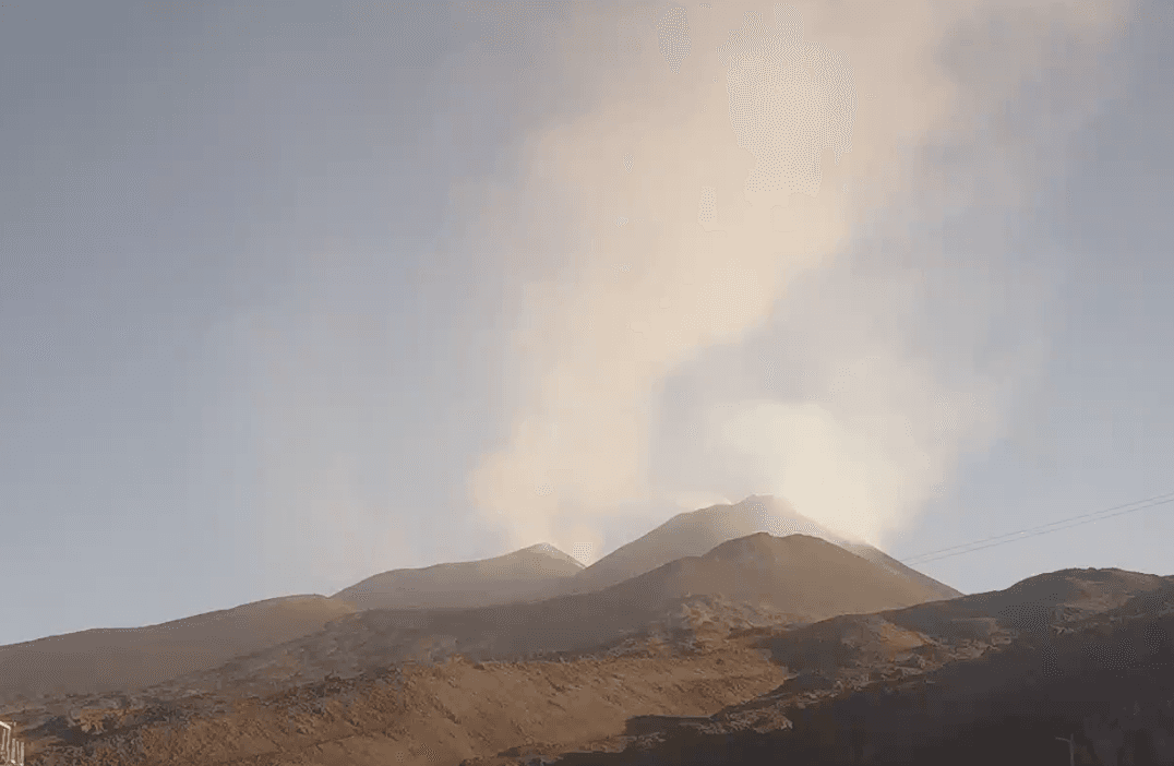 Etna: continue emissioni di cenere, attesa rapida evoluzione