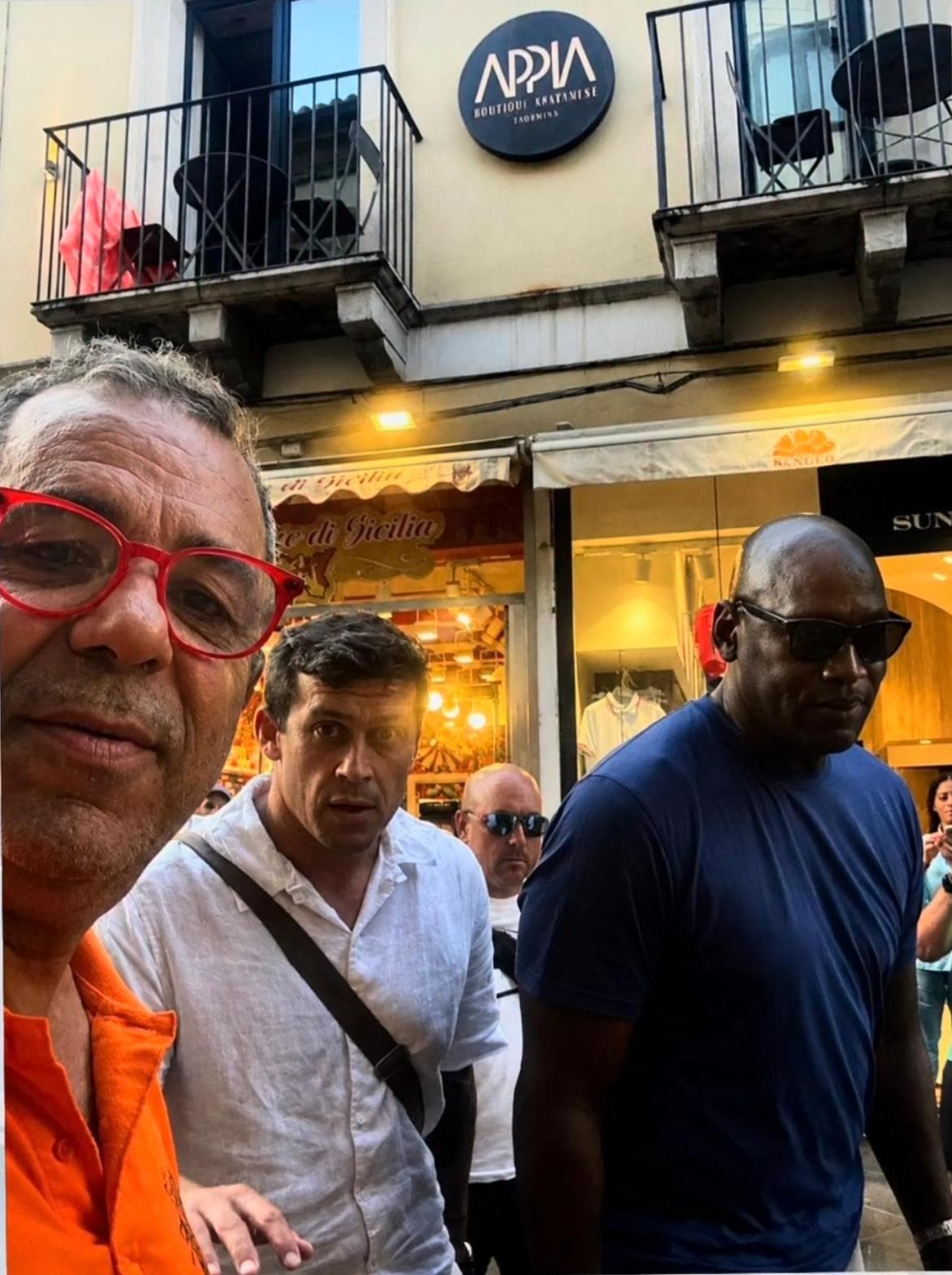 Michael Jordan rispunta a Taormina: passeggiata tra le vie del centro per il Goat del basket