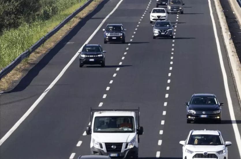 Viaggiano col figlio morto in auto sull'A21, ma se ne accorgono dopo 100 km