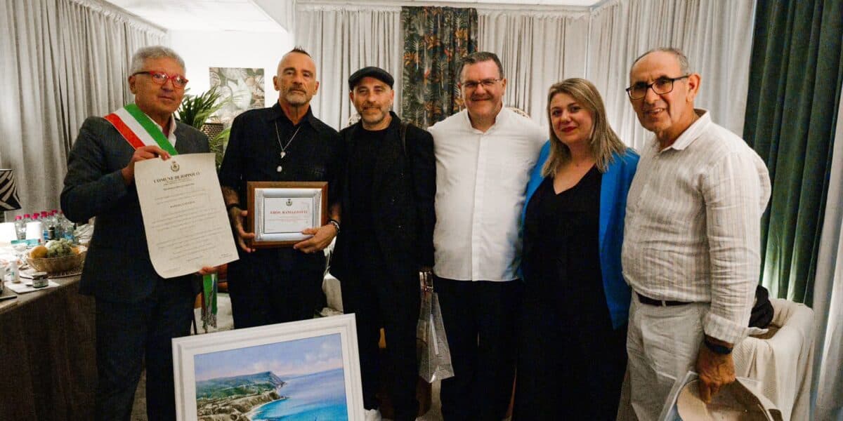 Joppolo conferisce la cittadinanza onoraria a Eros Ramazzotti: premiate le origini calabresi del cantante