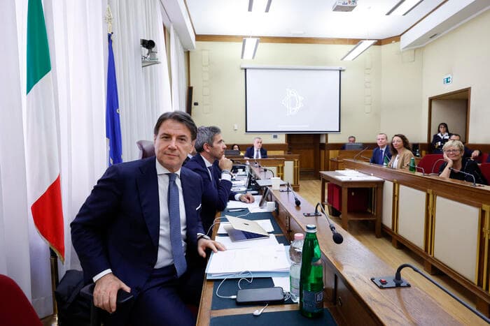 Conte in commissione Covid: «Senza stato d'emergenza sarebbe crollato tutto. L'obbligo vaccinale e il green pass? Scelta arrivata con Draghi»