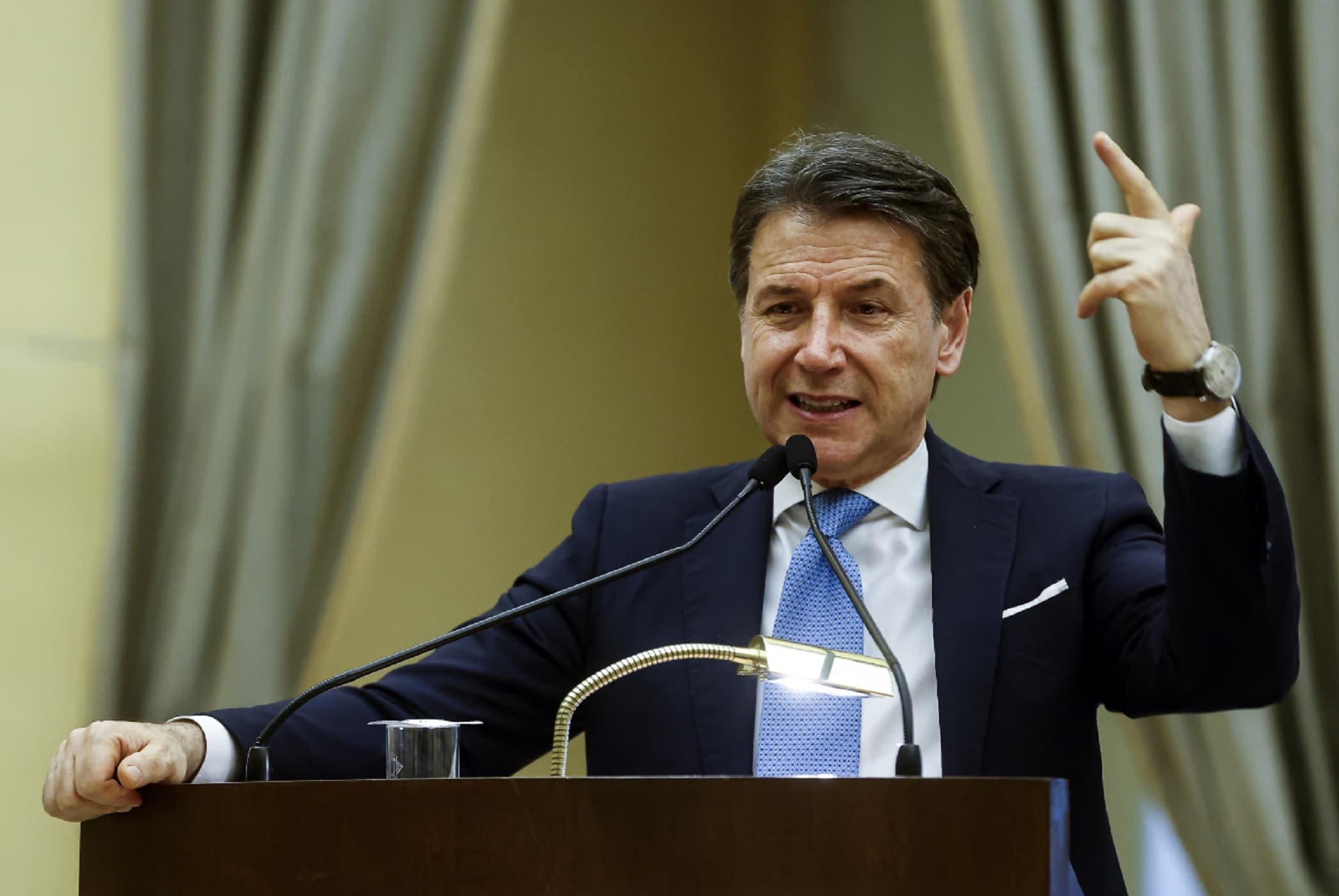Conte: "Il Paese è in ginocchio, prendiamo i soldi per ripartire dal Ponte sullo Stretto e dal riarmo"