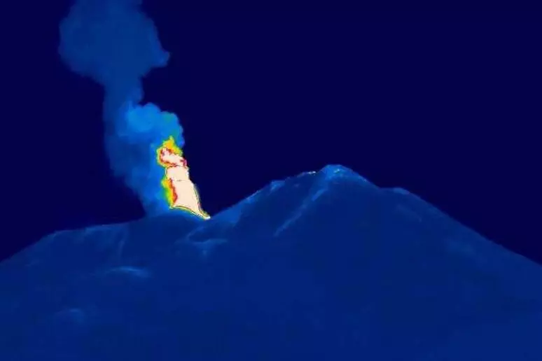 Nube vulcanica sull'Etna, fino alle 12 sospesi gli atterraggi a Catania