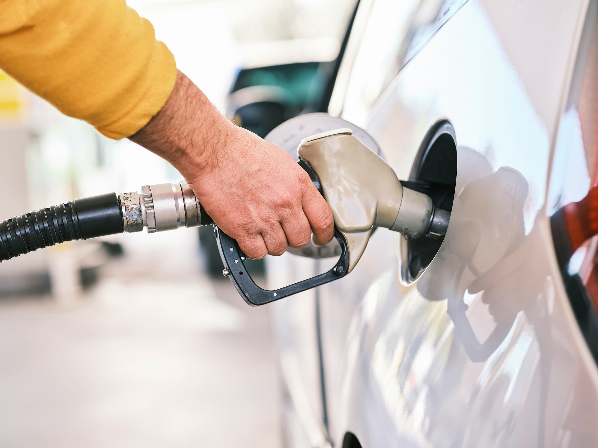 Caro carburanti, nuovo taglio delle accise (17 centesimi al litro) sul gasolio fino al 25 agosto. Meloni: "Sappiamo che ci sono sfide che non si risolvono in un giorno"