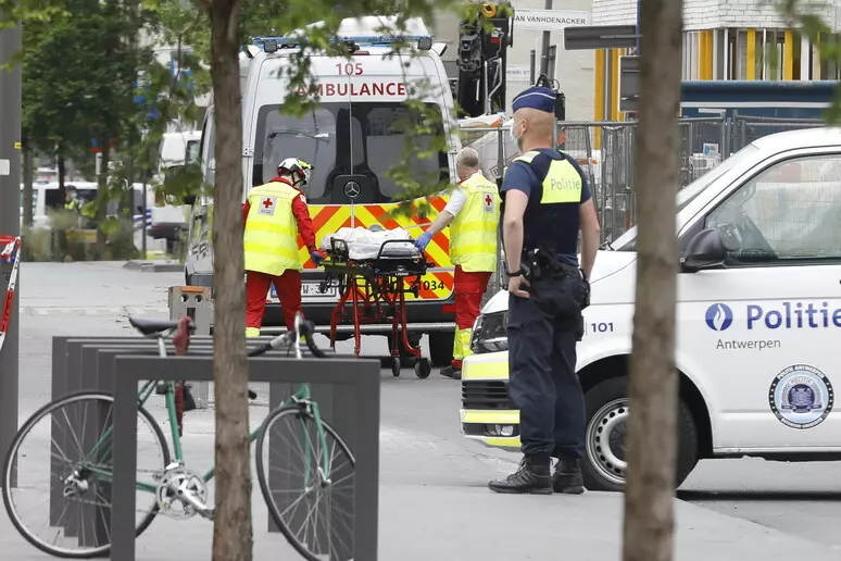 Tragedia in Belgio, fiamme in un condominio ad Anversa: almeno cinque vittime