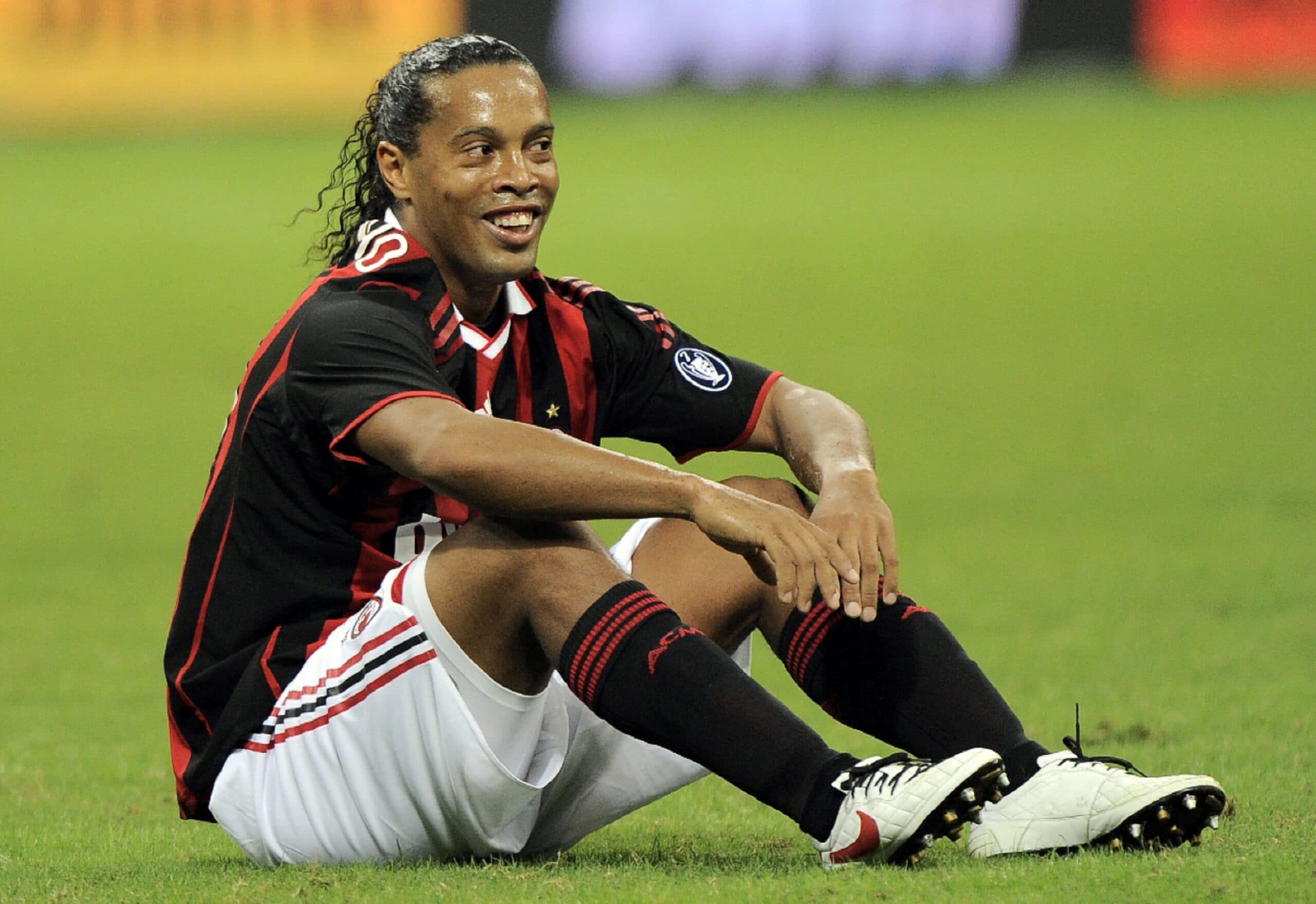 Clamoroso, Ronaldinho torna a giocare a 46 anni: firma con il Ravenna in Serie C: «Non vedo l'ora di tornare a danzare sul pallone»