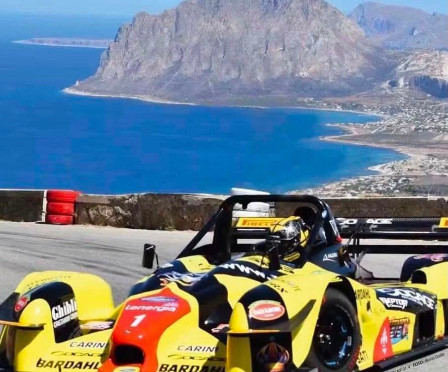 Tragedia alla cronoscalata di Monte Erice, auto fuori strada: due morti e un ferito grave