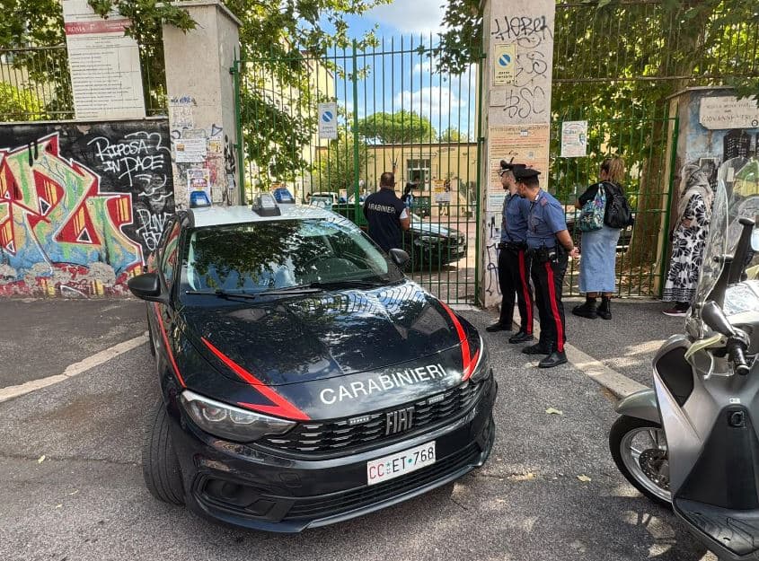 La prof accoltellata a Roma, caccia a chi ha postato il video online. I genitori del 13enne chiedono scusa