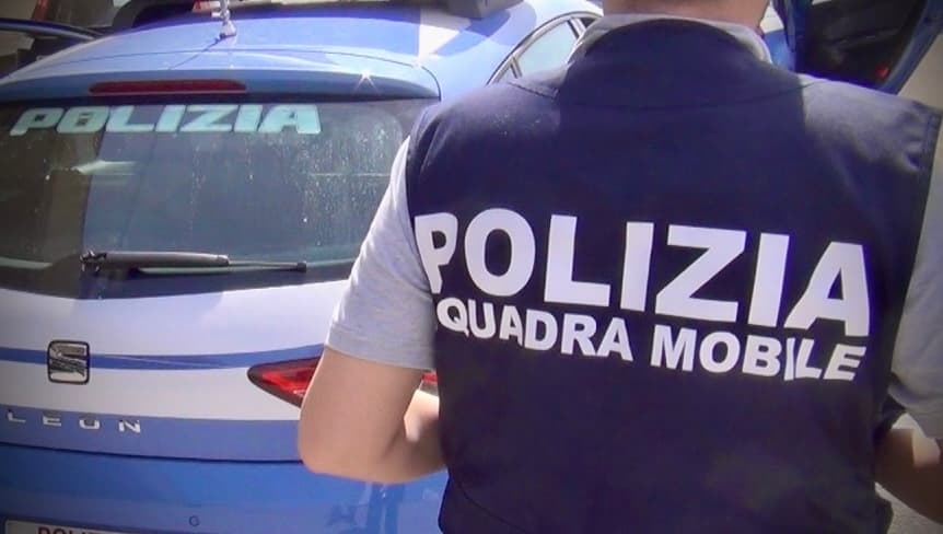 Catania, tenta la fuga in scooter ma viene bloccato dai "Falchi": arrestato 41enne con cocaina e marijuana