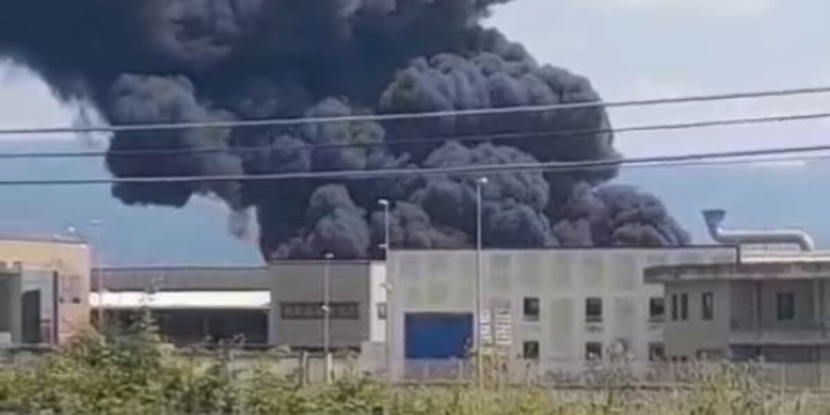 Lamezia Terme, incendio in un impianto di raccolta di pneumatici nell’area ex SIR. Avviato il monitoraggio dell'aria