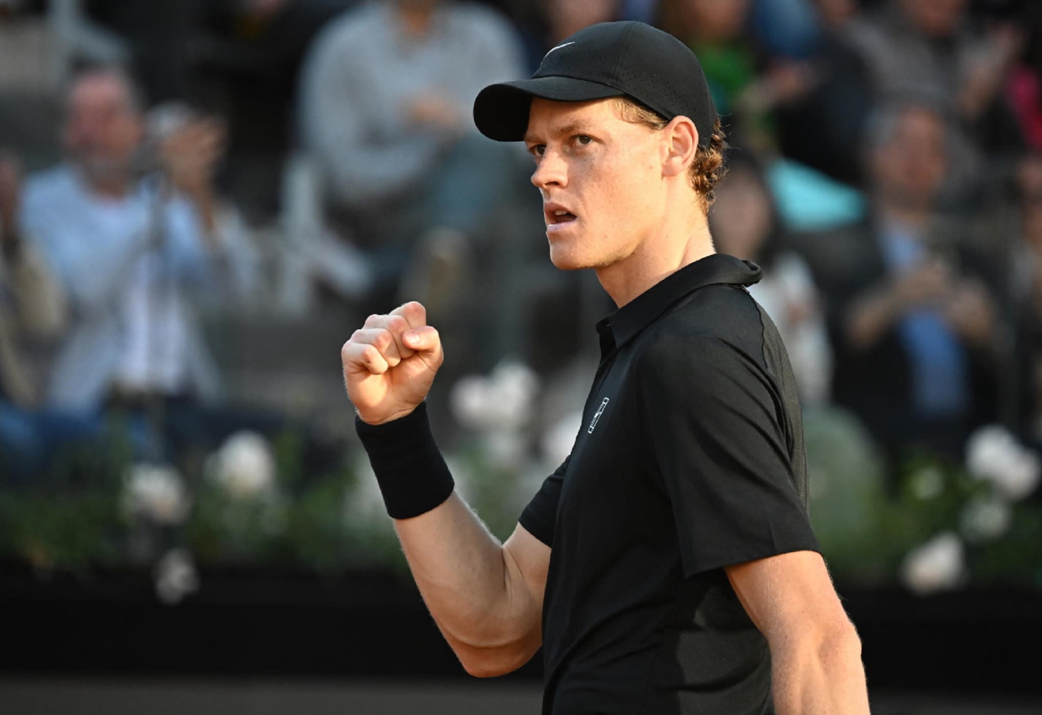 Sinner torna a giocare: battuto Norrie sull'erba alla Giorgio Armani Tennis Classic