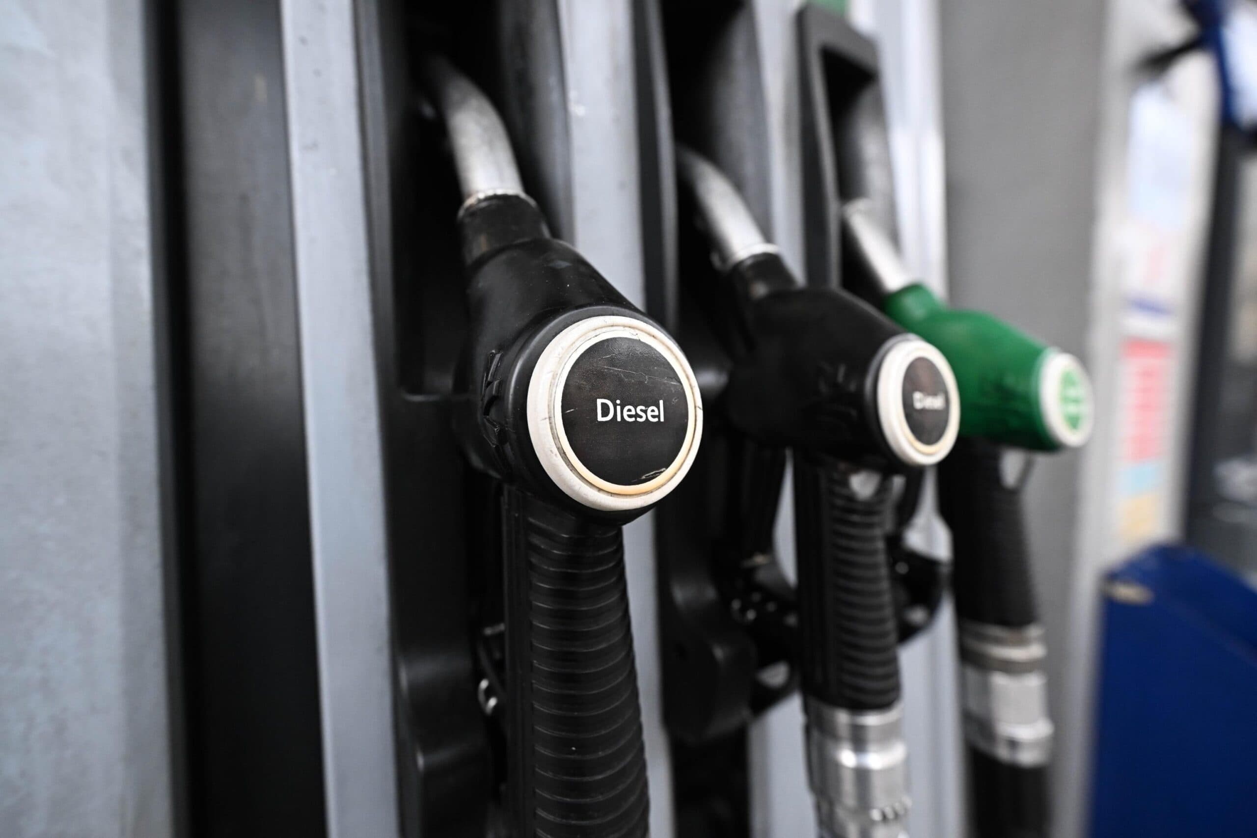 Stangata carburanti: gasolio e benzina di nuovo in salita, in autostrada toccati i picchi d'inizio agosto
