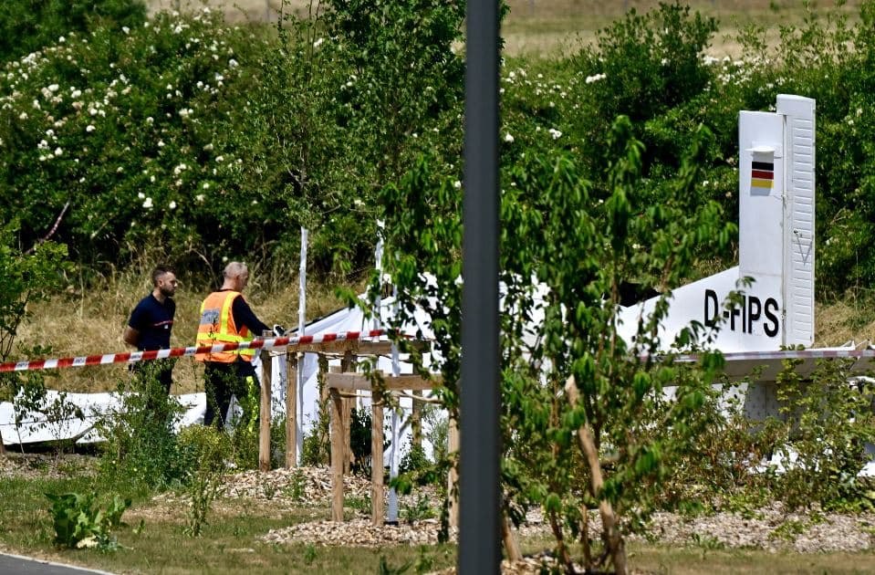 Precipita in Francia l'aereo degli allievi paracadutisti, 11 morti. Per cinque di loro era il "battesimo"