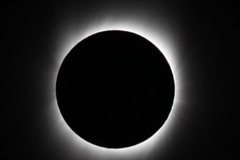 Il cielo dà spettacolo con l'eclissi di Sole. Folla per osservare lo spettacolo ECCO DOVE VEDERLA IN STREAMING