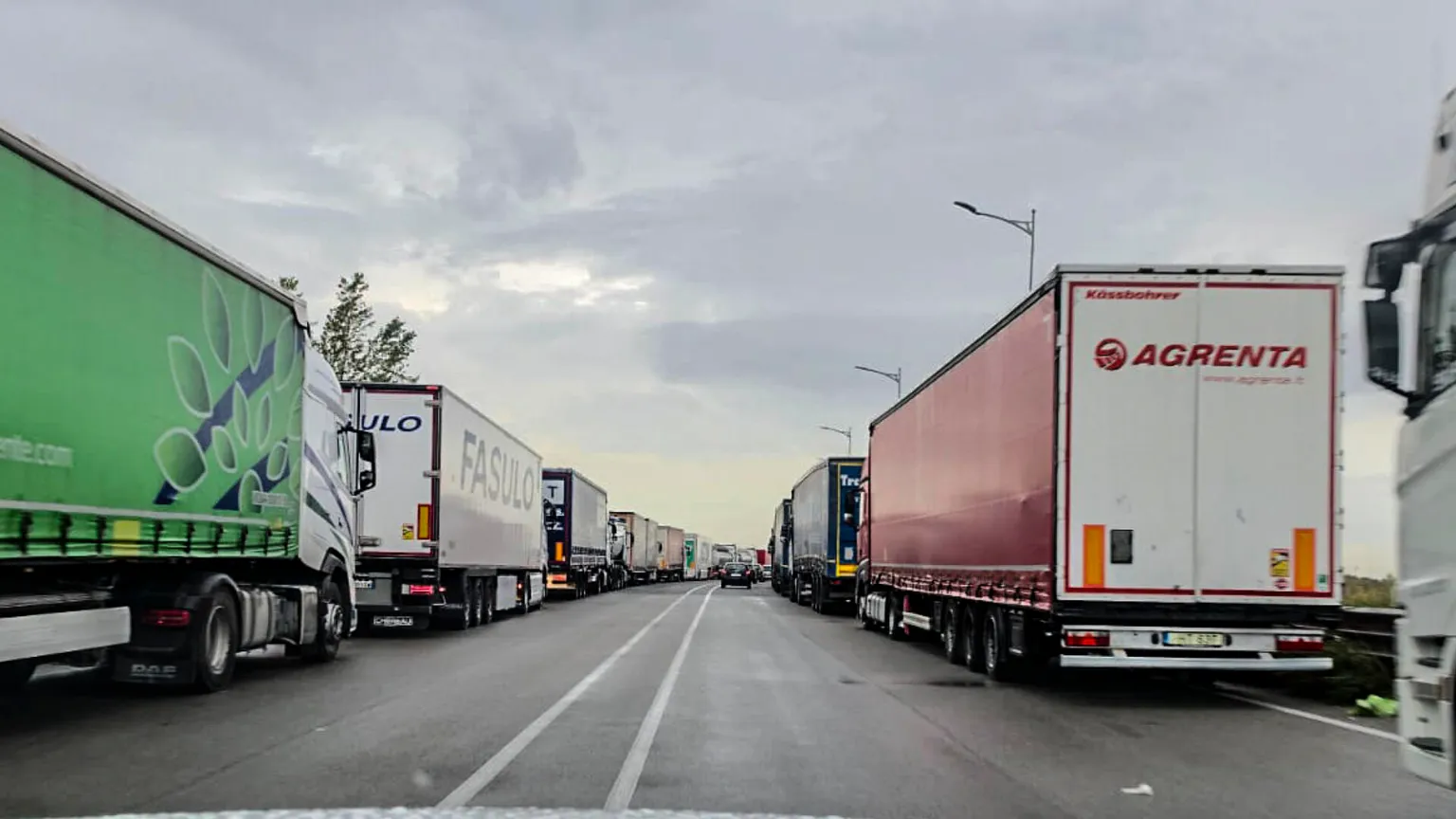 Crotone, si conclude il blocco dei Tir sulla Statale 106: autotrasportatori pronti a riprendere la protesta