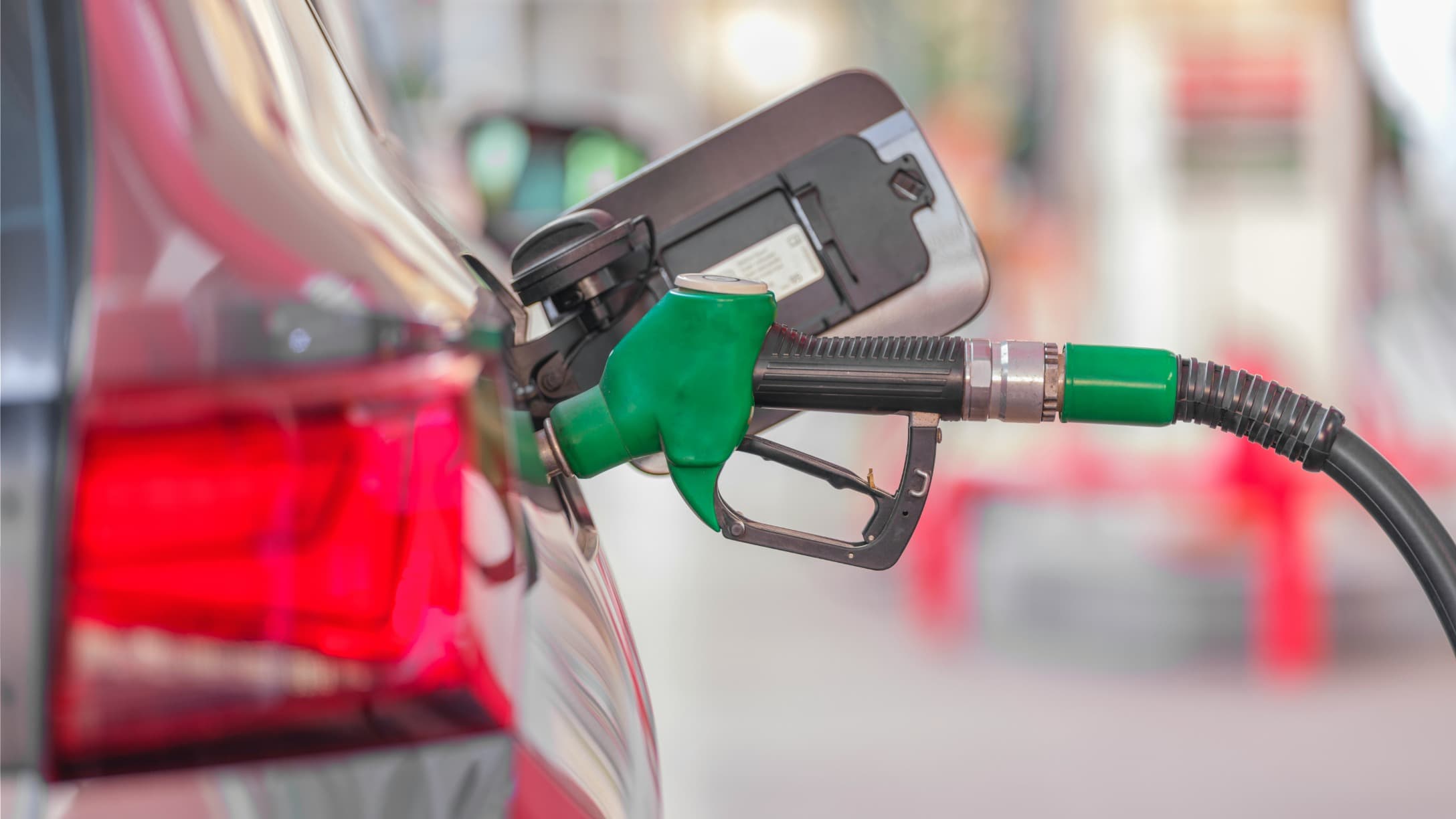 Prezzi dei carburanti in aumento: il governo considera le accise mobili