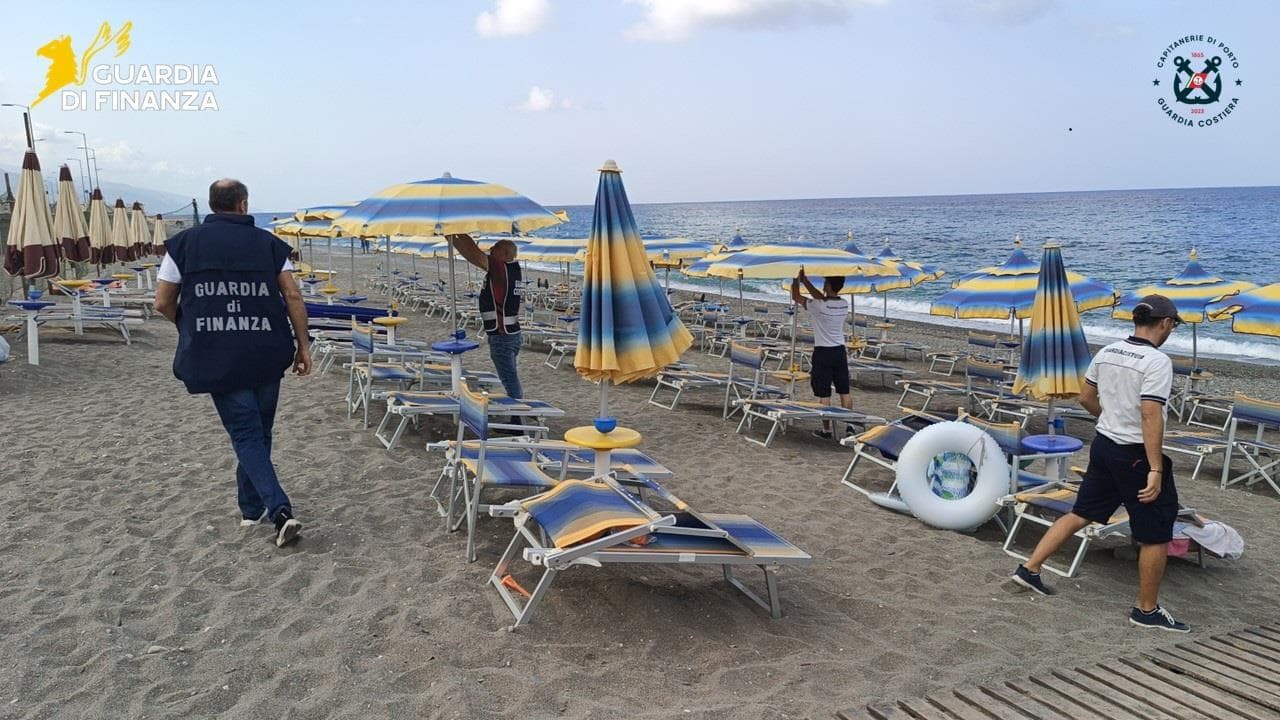Paola, 1.800 metri di spiaggia occupati abusivamente: sequestrato intero complesso balneare con discoteca e ristorante