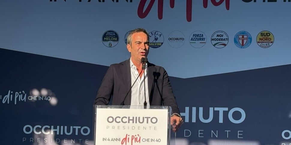 Intercettato nella stanza del governatore Occhiuto in Regione. Indagato un ex questore