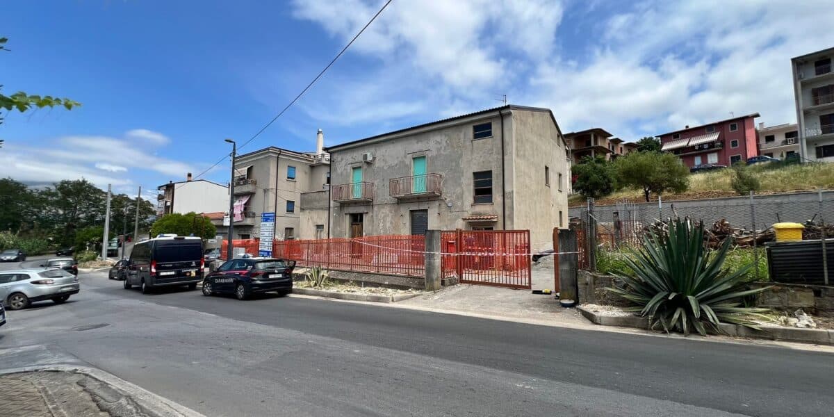 Esplosione in un cantiere a Santa Maria del Cedro, danneggiato l’ingresso di uno stabile