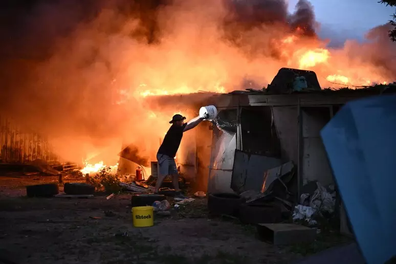Ancora un raid russo su Kiev, colpito un edificio residenziale: 10 i morti. La Polonia fa decollare i caccia