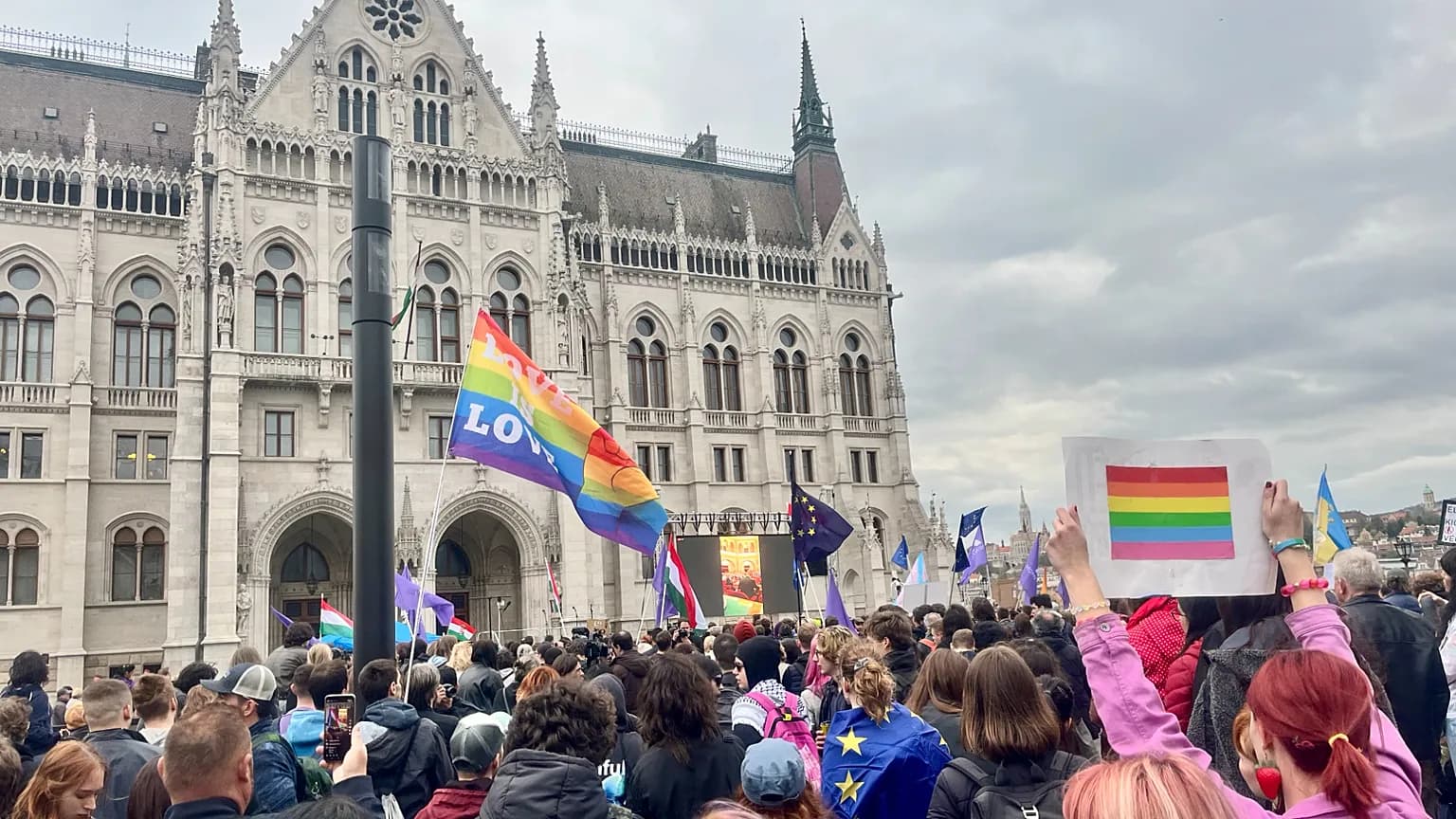 Ungheria, cambiamento sui diritti Lgbtq+: il Parlamento elimina le restrizioni di Orbán. Bruxelles sblocca 4,2 miliardi