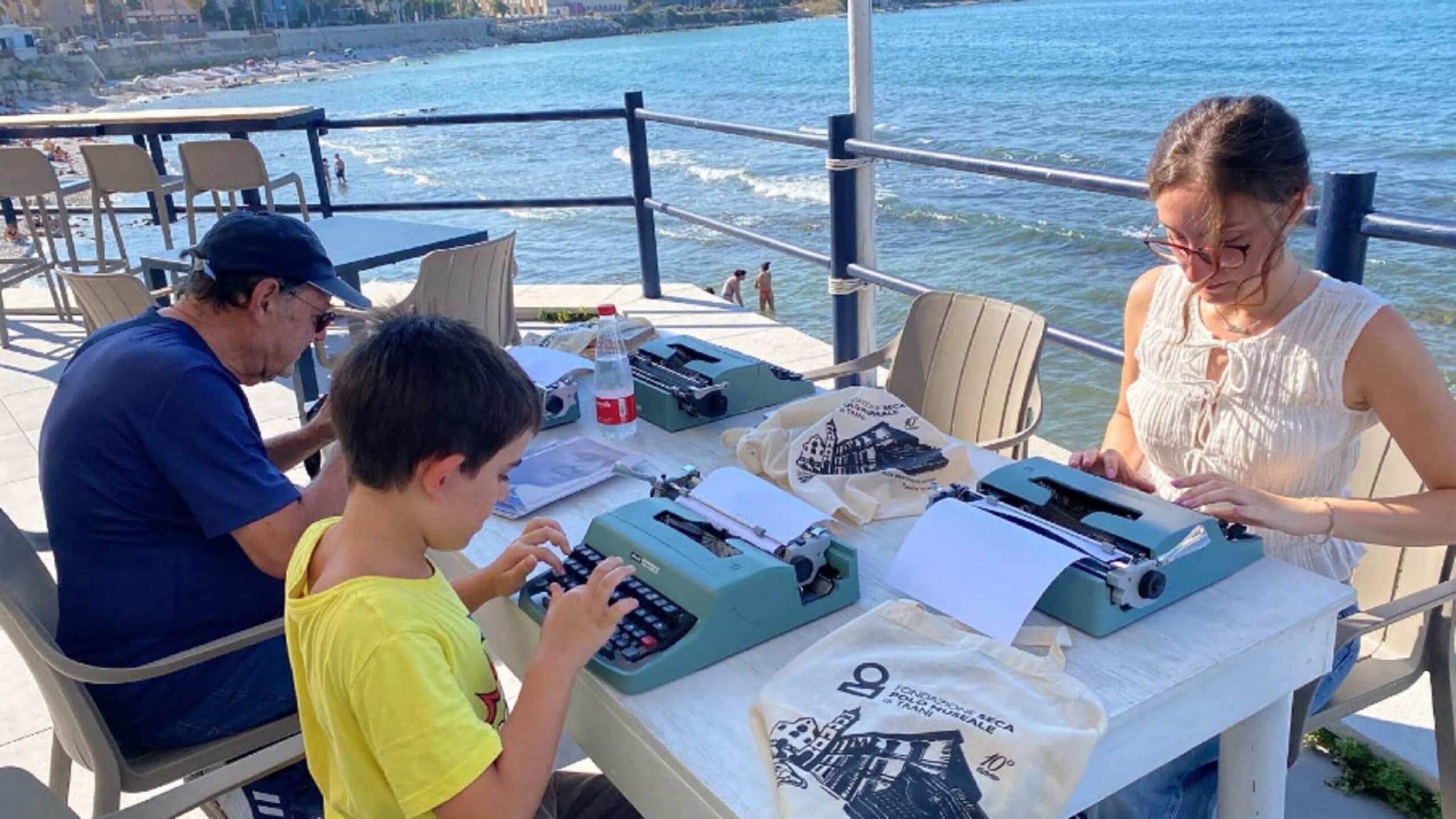 C'era una volta una macchina per scrivere: a Trani si torna a battere i tasti in riva al mare