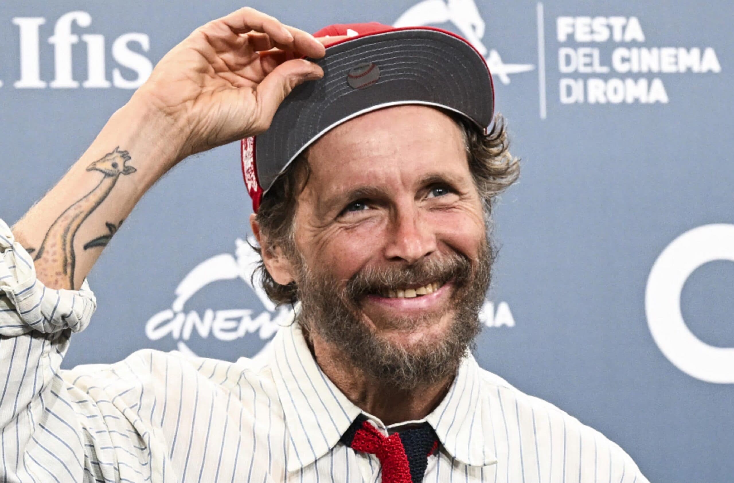 Jovanotti, il documentario svela il suo lato più intimo: «Sento incombere la fine di un mondo». I lutti e i ricordi d'infanzia