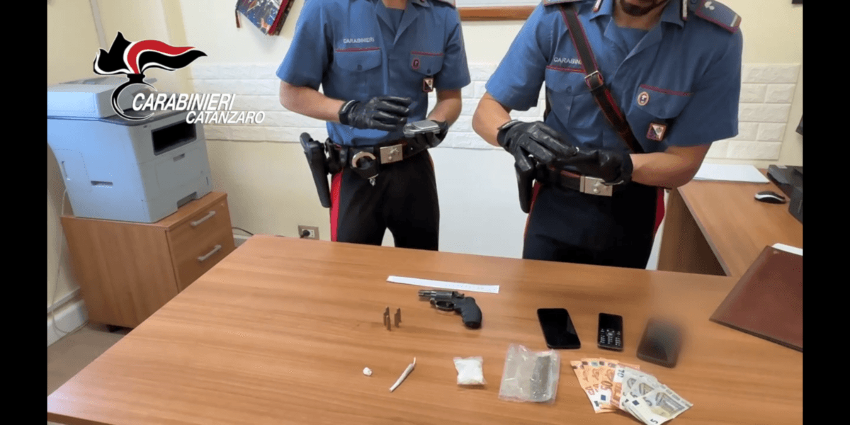 Davoli: arrestato 24enne trovato in possesso di una pistola carica e droga