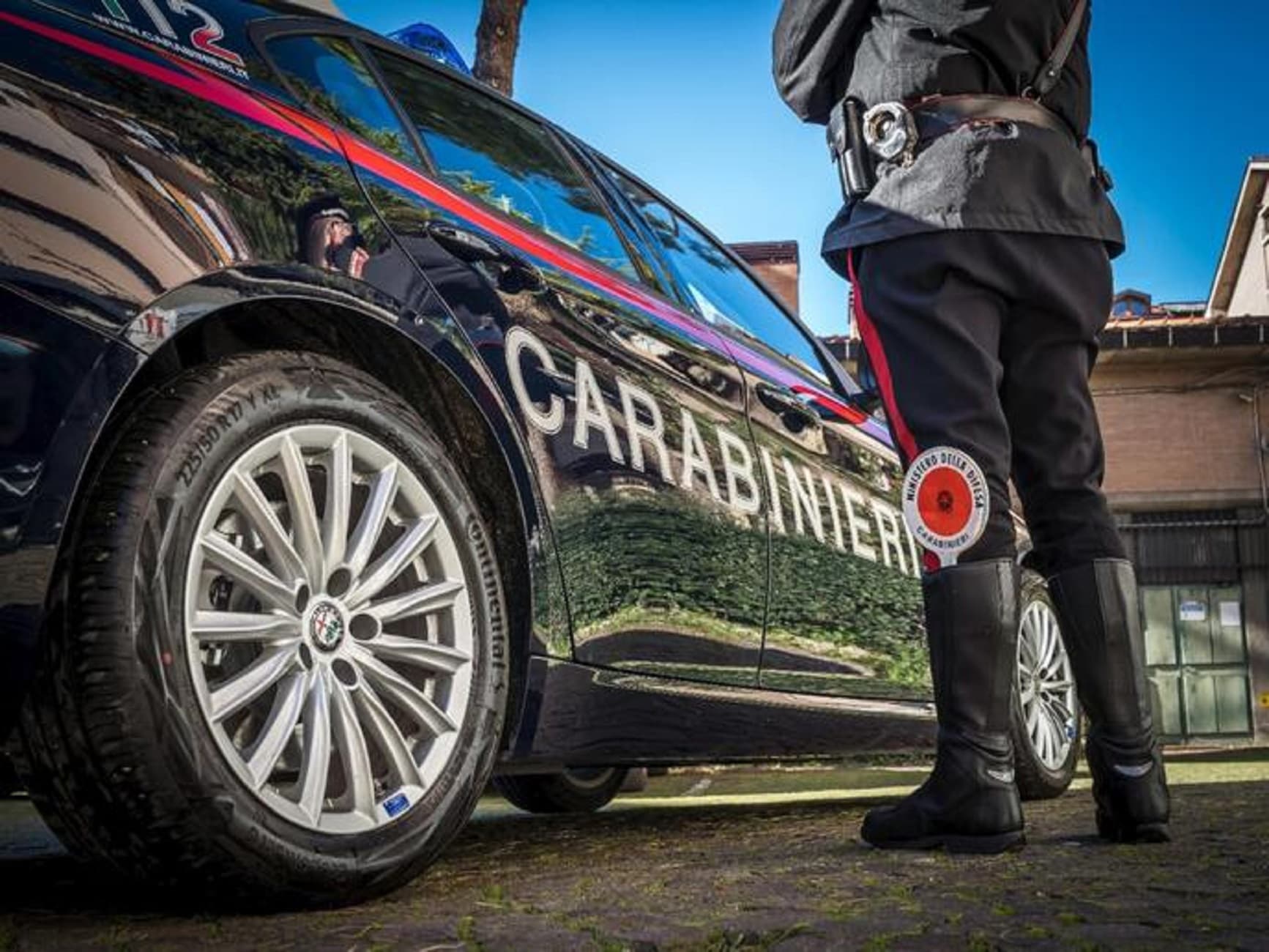 «Se te ne vai ti taglio la gola»: minacce e aggressioni alla convivente, arrestato 56enne a Catania