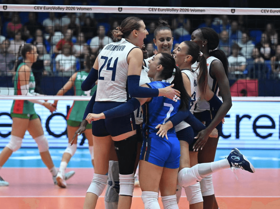 Europei, l'Italvolley di Velasco lascia solo le briciole alla Bulgaria (25-18, 25-13, 25-13) e approda ai quarti