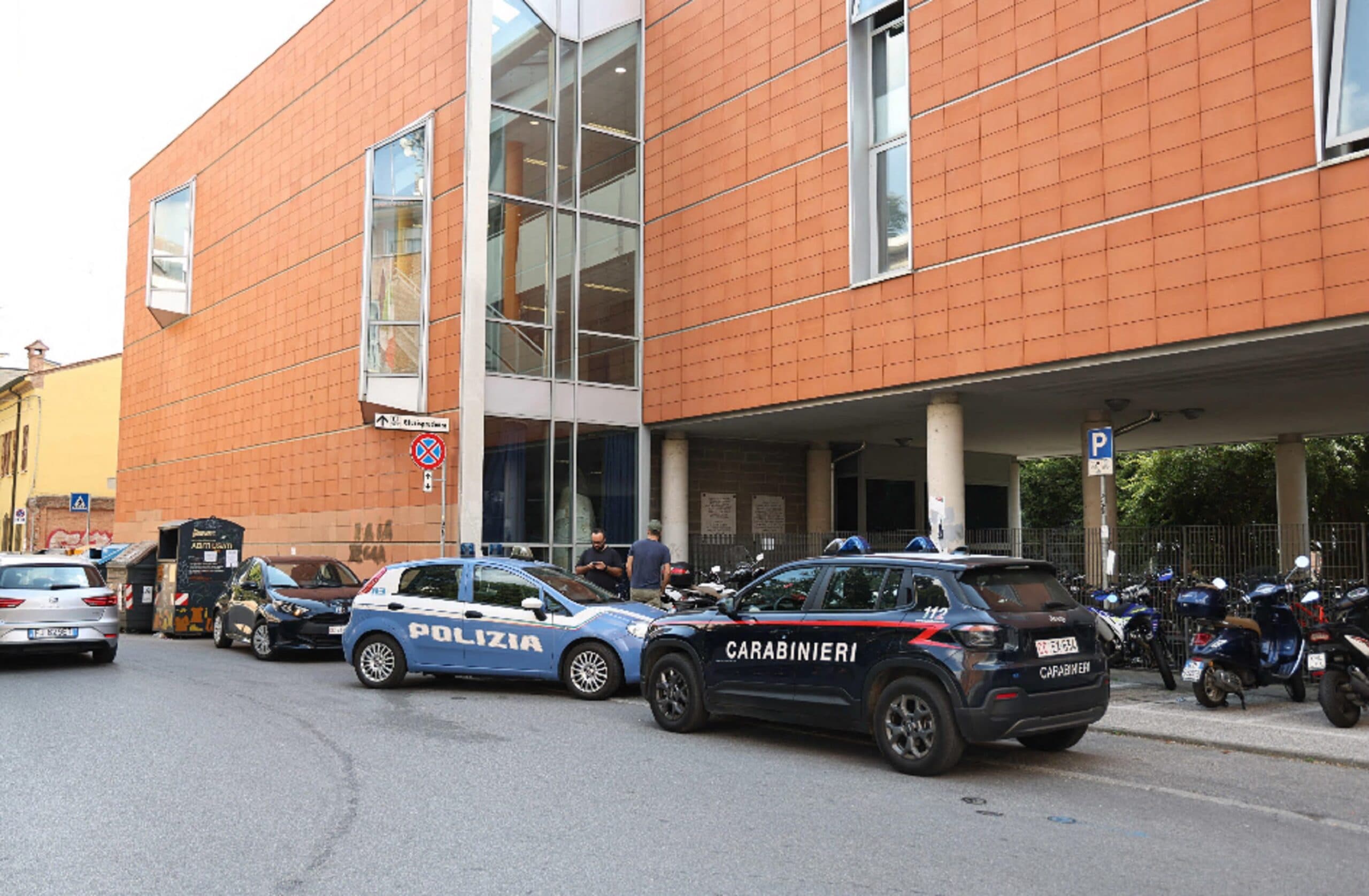 Quindicenne ferito a coltellate in una scuola a Ferrara, arrestato un giovane maggiorenne
