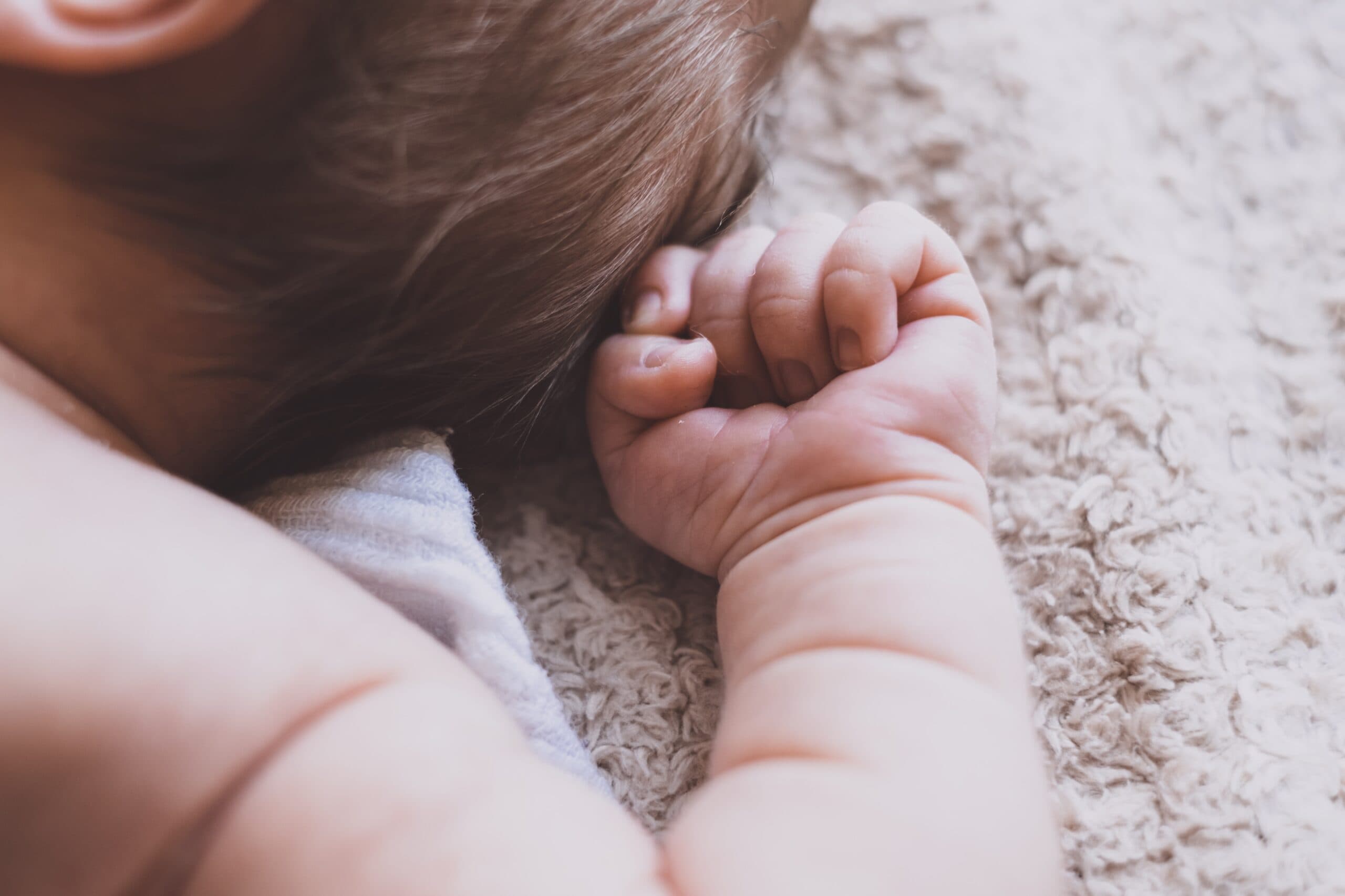 Reggio Emilia, neonato di 12 giorni intossicato da tisane per farlo rilassare: ricoverato in coma, poi salvato dai medici