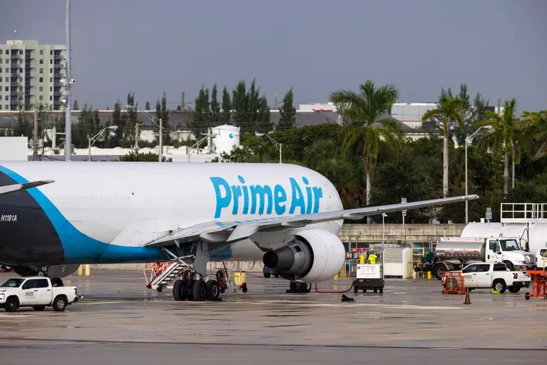 Aereo cargo Amazon fuori pista a Miami, almeno 5 morti