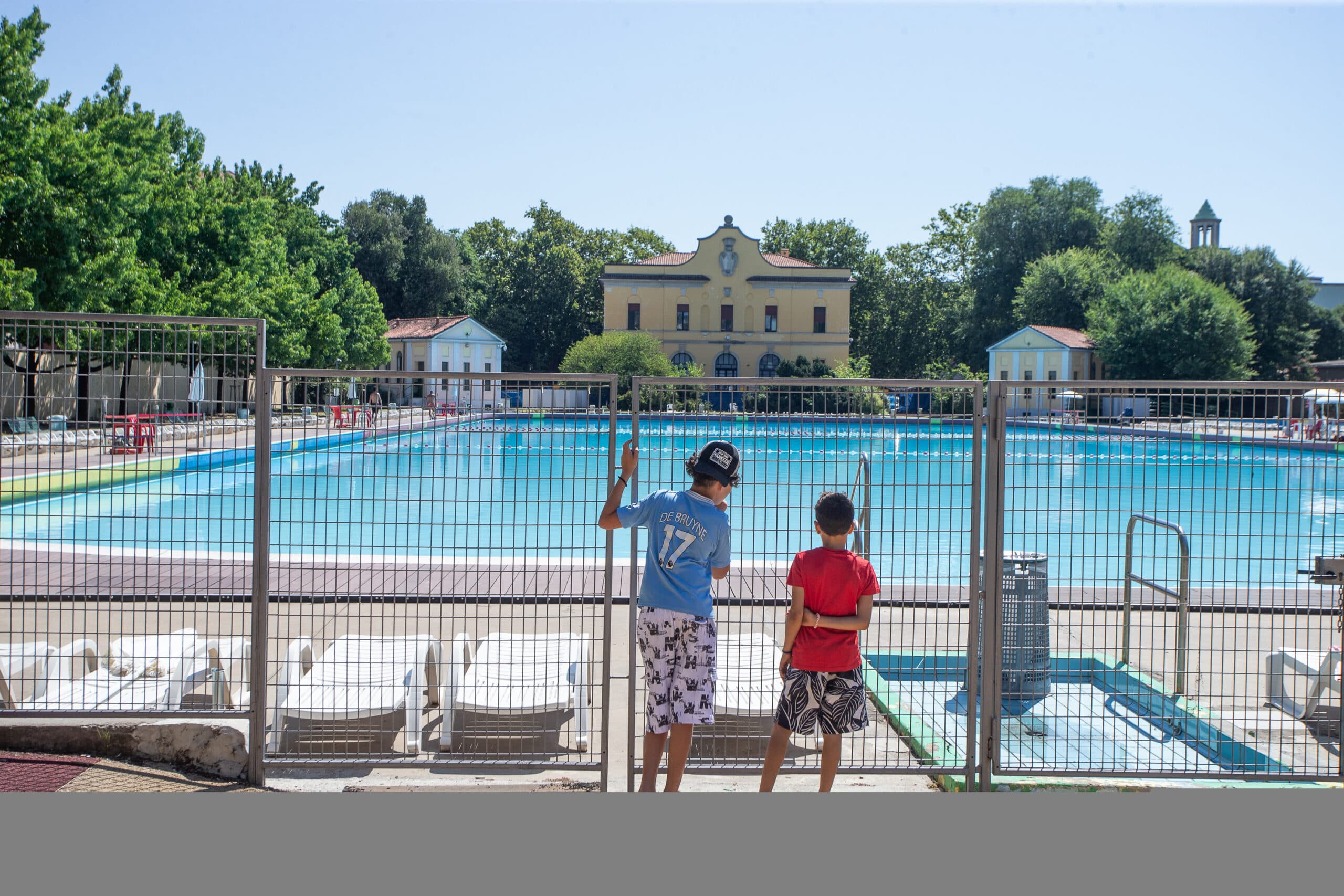 Annega di notte in una piscina comunale a Milano, indagati i tre amici