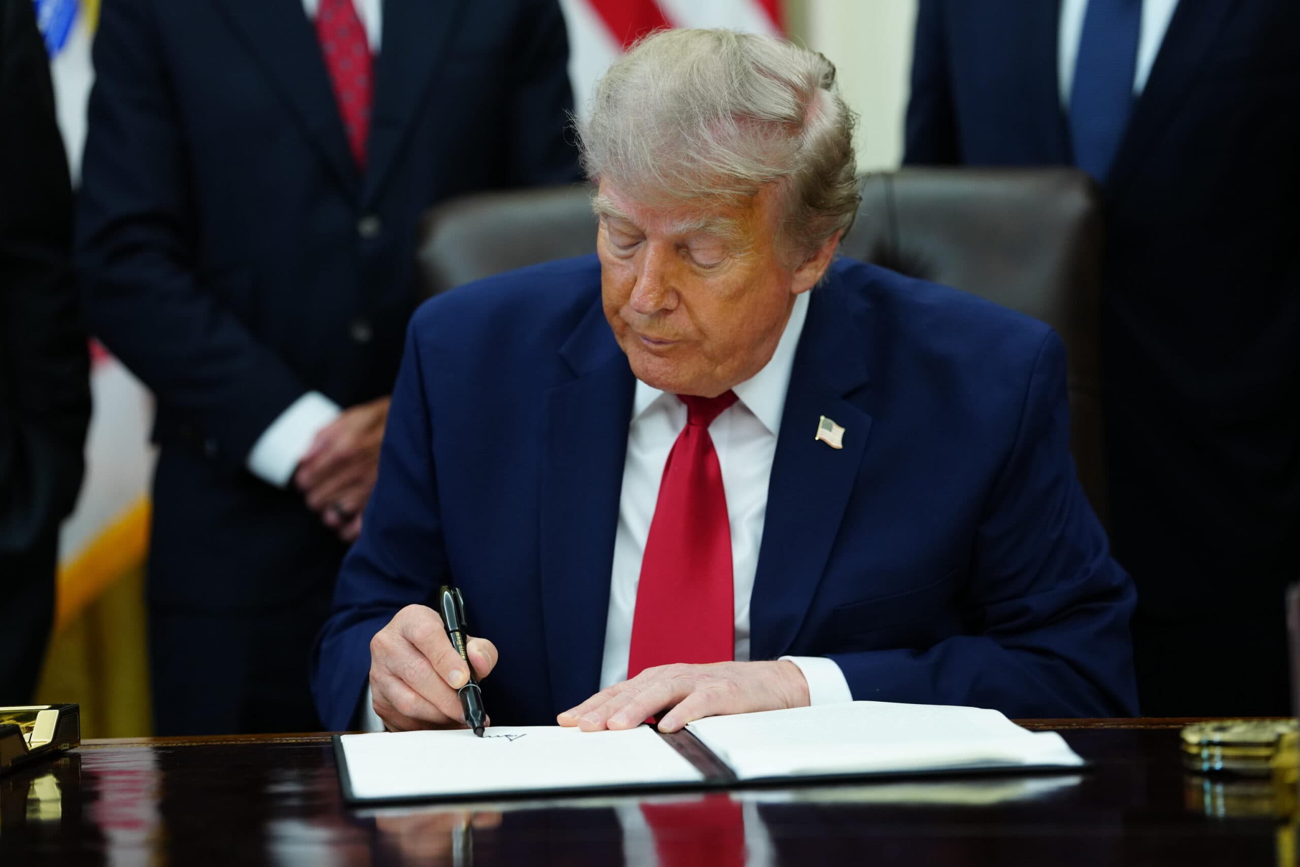 Trump: "Accordi commerciali con i Paesi del Golfo al posto della tassa del 20%". E i prezzi del petrolio frenano dopo il 'ripensamento' del tycoon