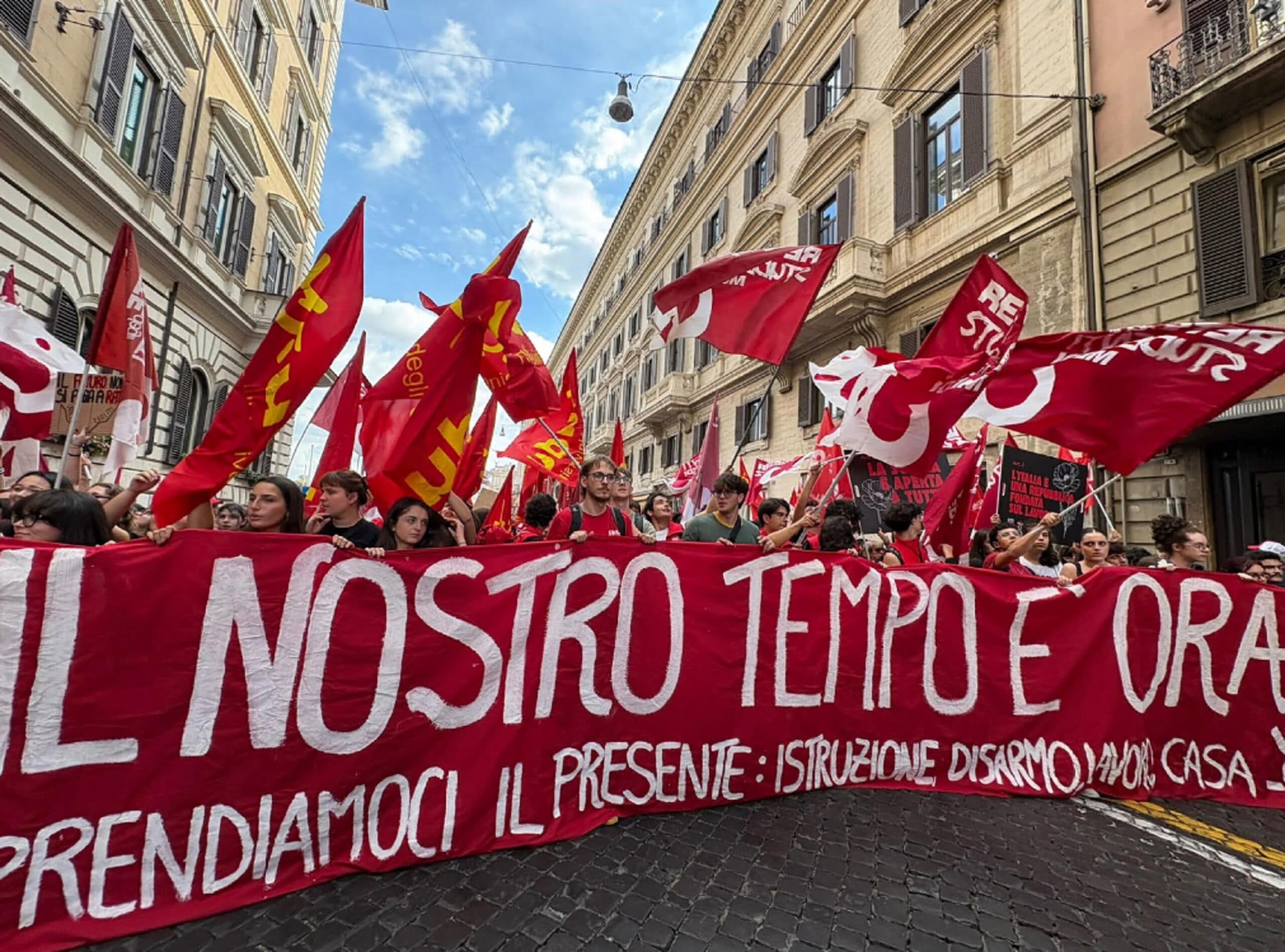 Schlein alla manifestazione Cgil: «Qui ritrovo lo spirito che ci fece vincere il referendum». Landini: sciopero generale il 20 novembre