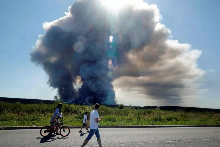 In fiamme il magazzino Wildberries di San Pietroburgo, l'Amazon russo. Nuovo pacchetto di sanzioni Ue alla Russia